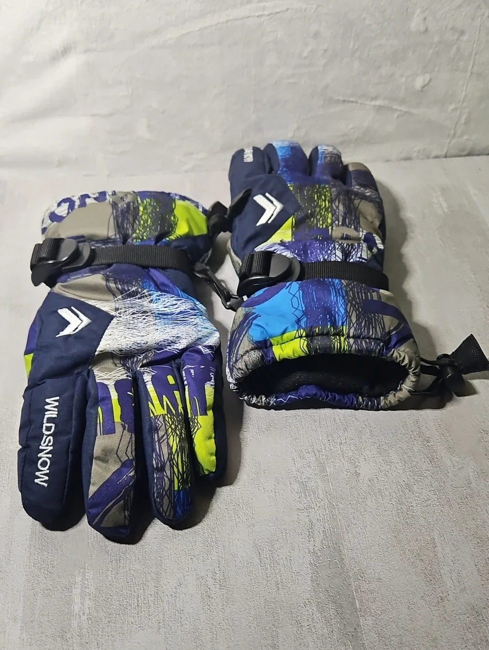 Wild Snow brand blue and gray waterproof outdoor winter sports gloves.